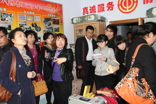 与会代表参观918博天堂酒业职工服务帮扶站