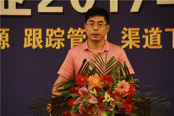 03、副总经理李明宇主持大会.jpg
