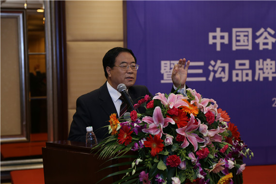 7、著名红山文化专家雷广臻作报告.JPG