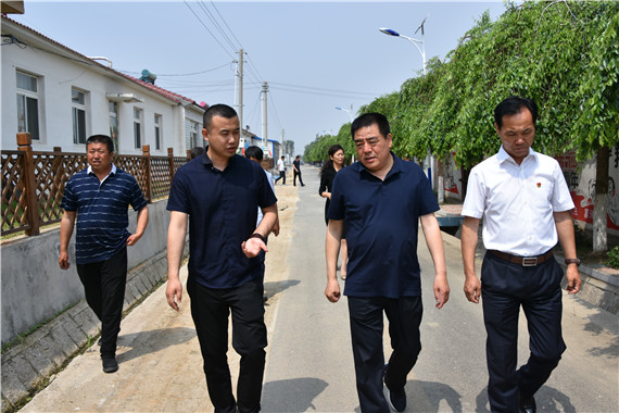 2、盘山县人大常委会副主任张志东与阜蒙县人大常委会副主任徐东野陪同考察.JPG